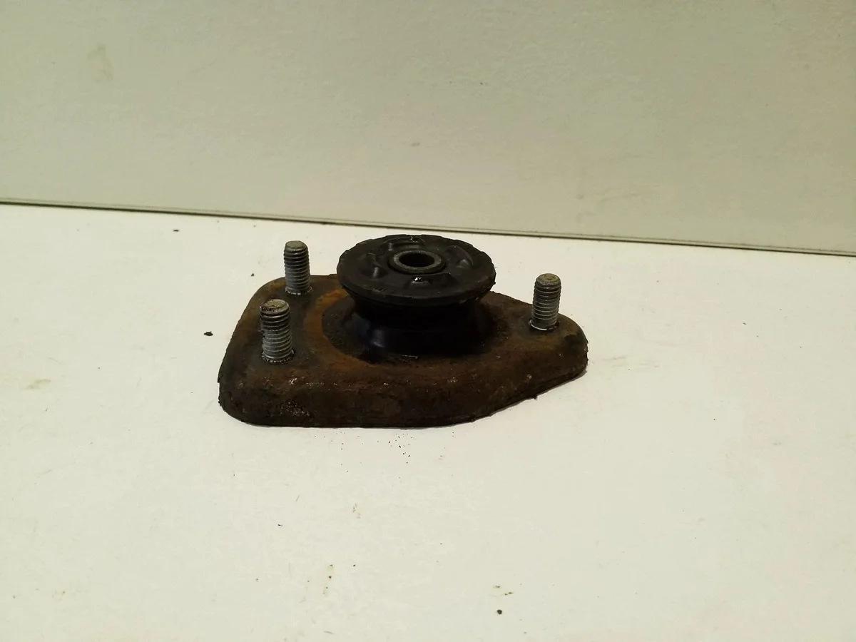 BMW X3 E83 Front Shock Mount Left Used image 3