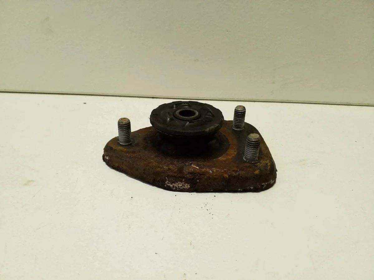 BMW X3 E83 Front Shock Mount Left Used image 4