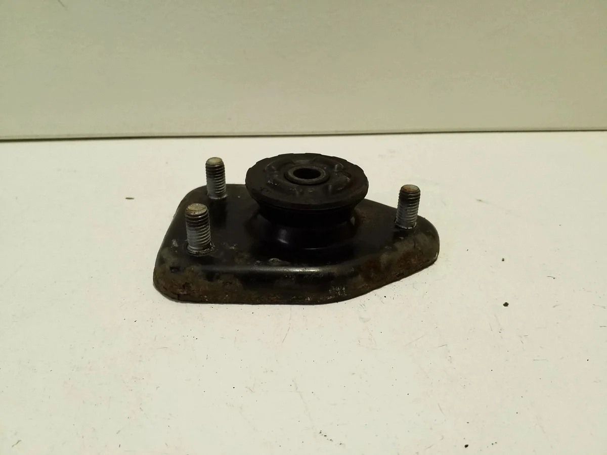 BMW X3 E83 Front Shock Mount Right Used image 3