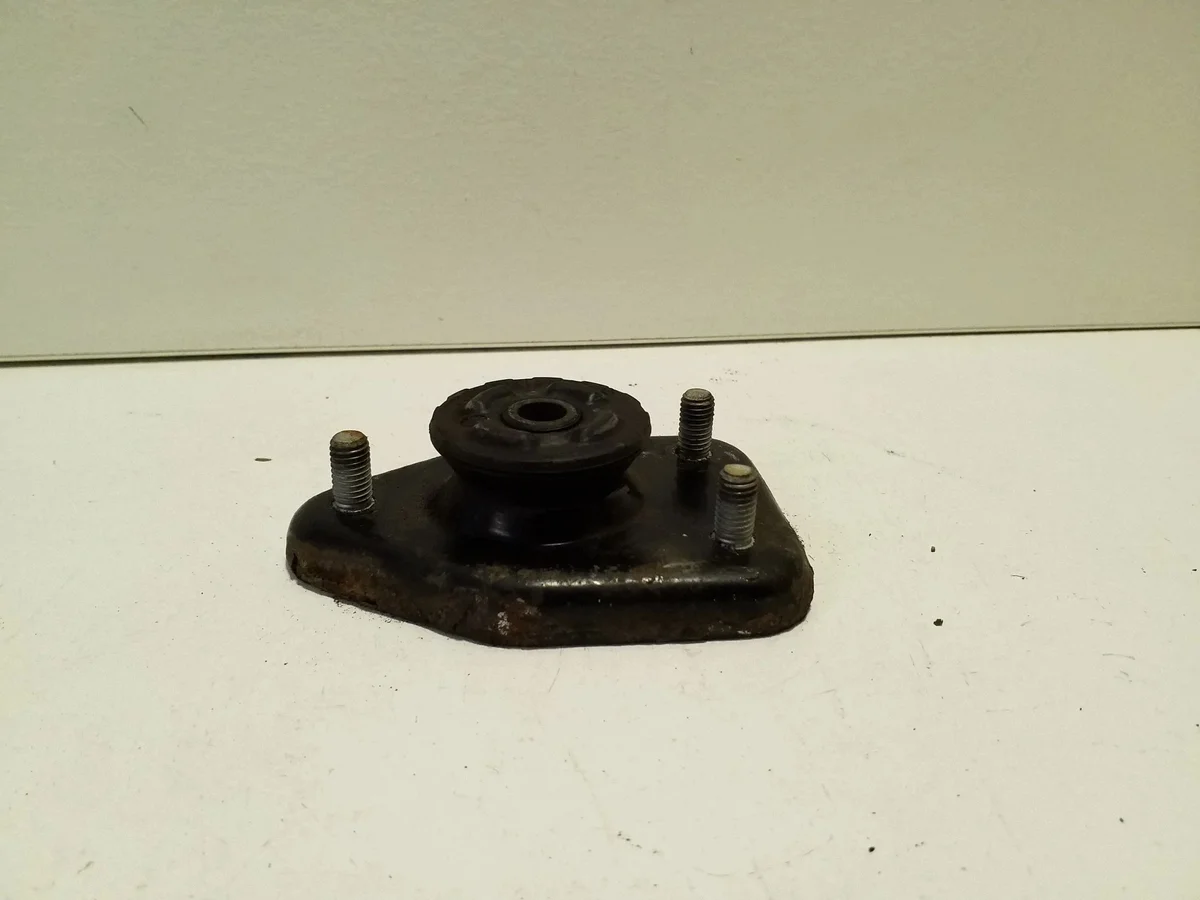 BMW X3 E83 Front Shock Mount Right Used image 4