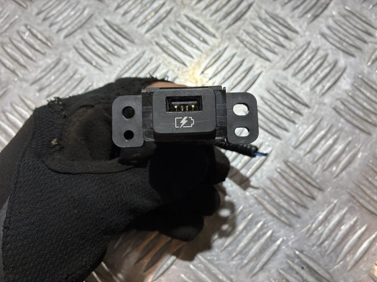 Tomada USB Nissan Juke II F16 19- CBC00330200X0