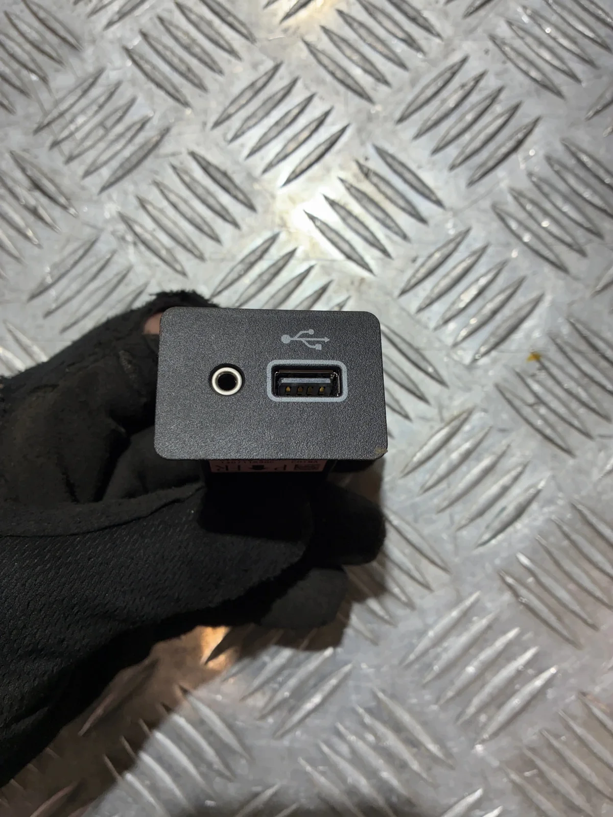 Prise USB Nissan Juke II F16 284H35FA0C
