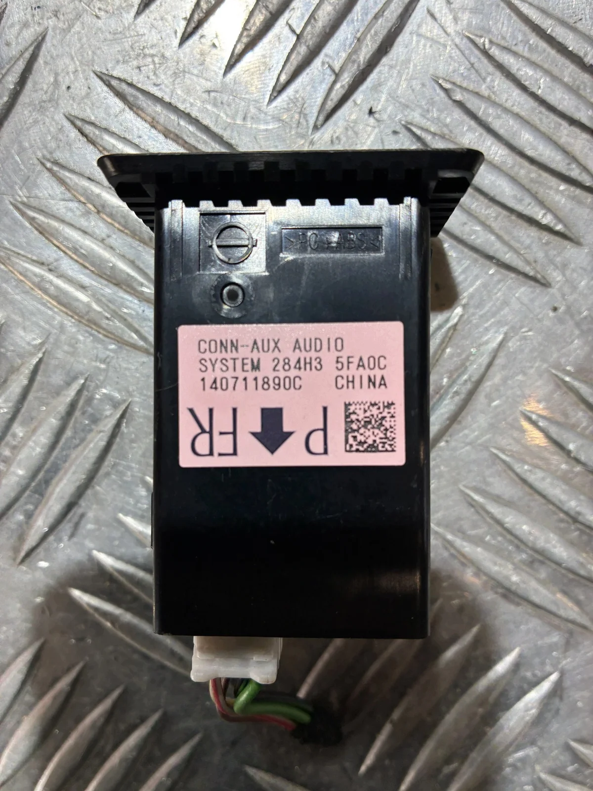 USB-portti Nissan Juke II F16 284H35FA0C