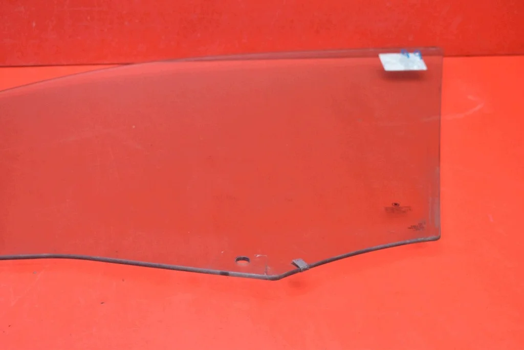 Skoda Superb 3 Front Right Side Window Used image 9
