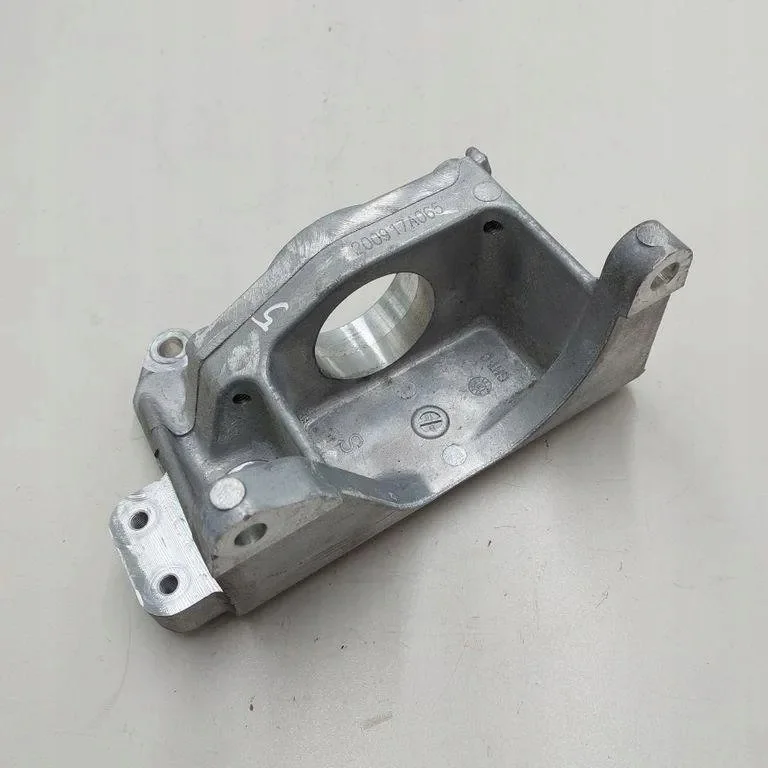 Nissan 211109B044 axellagerhållare, begagnad