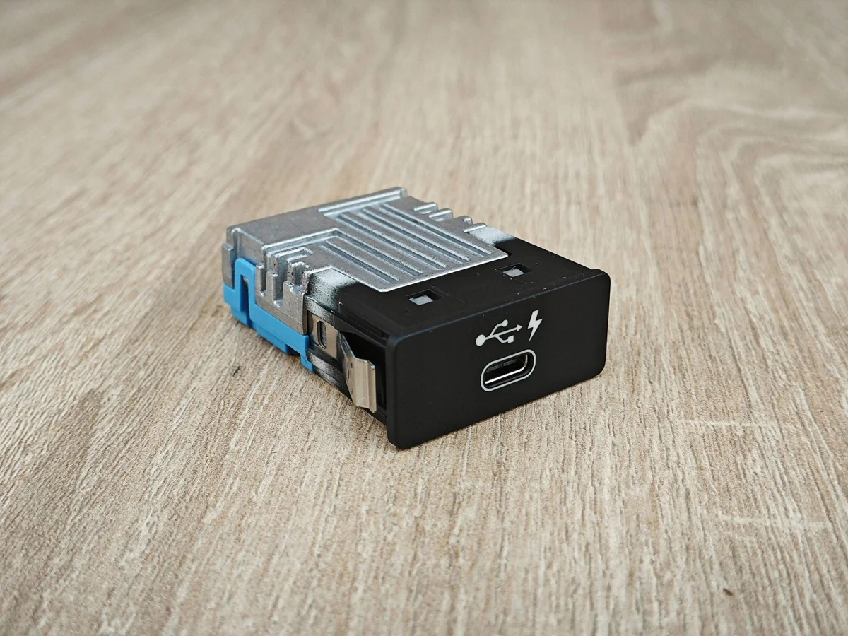 BMW 5 G30 G31 USB Socket 8711939 image 2