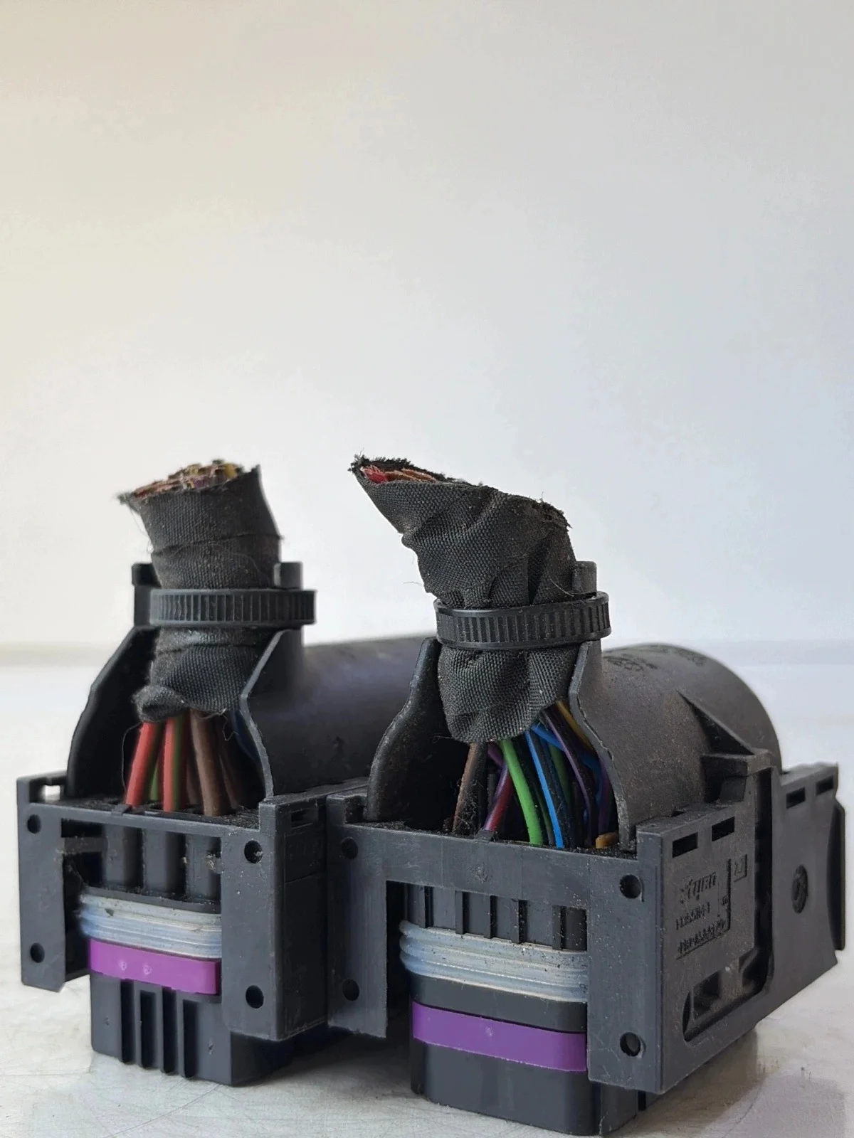 VW Golf VI 2.0 TDI Engine Control Unit Plug 03L906022LD image 4