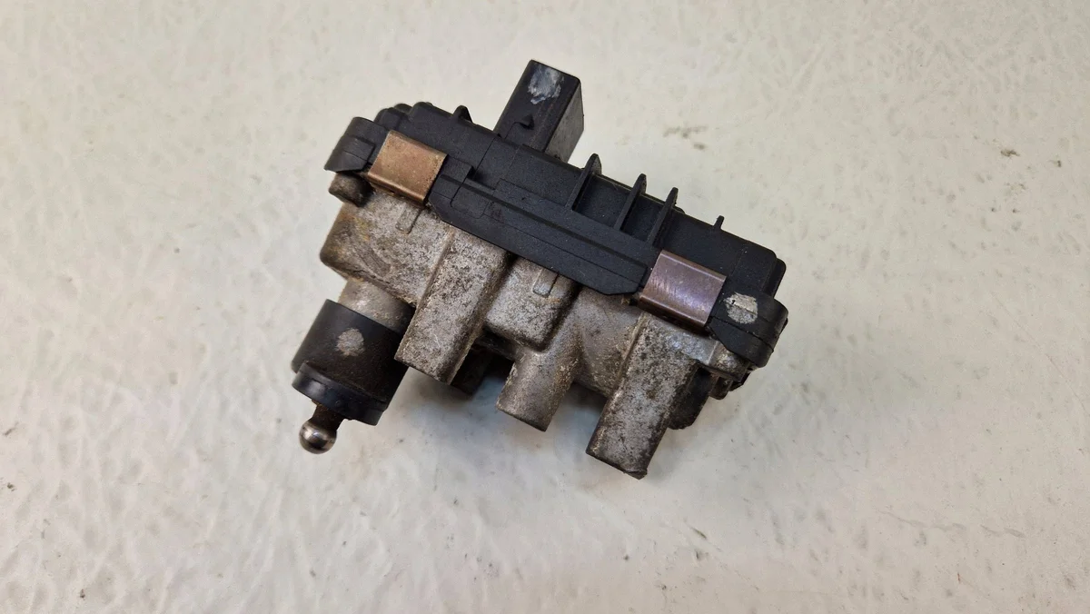 Nissan Pathfinder R51 Stellmotor Turbolader 2.5 DCI image 3