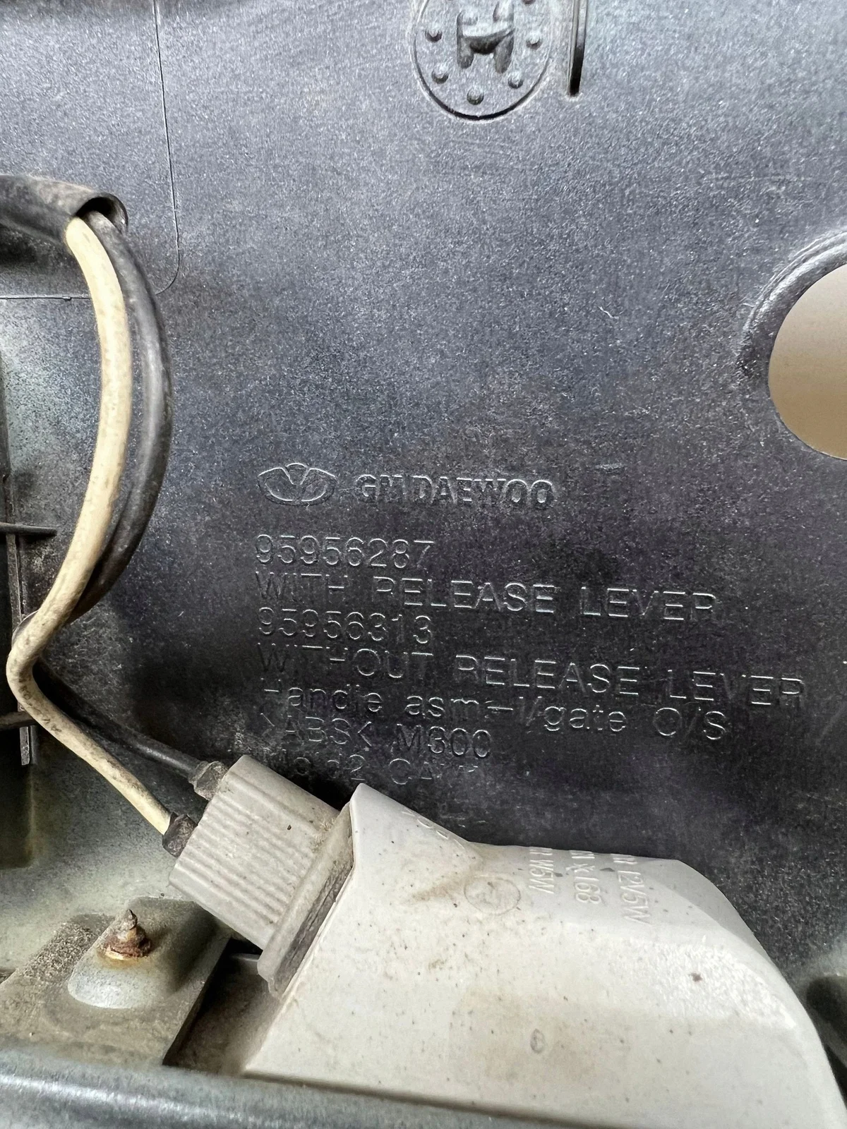 Chevrolet Spark 95956287 - Embellecedor Maletero image 5
