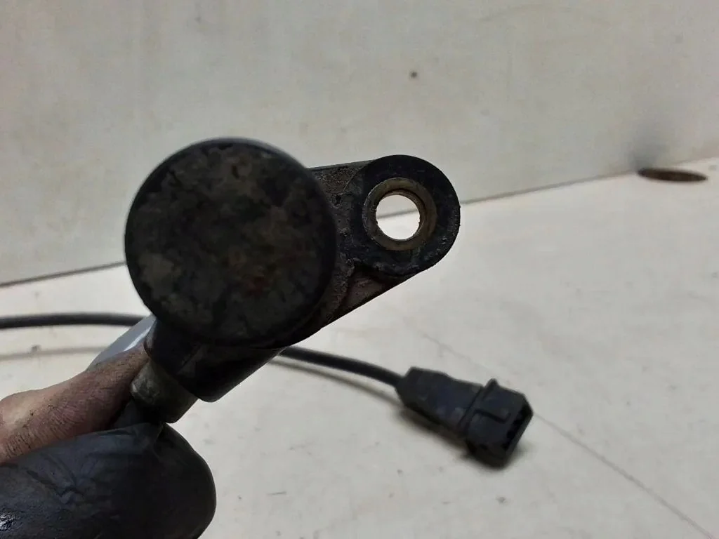 Opel Crankshaft Position Sensor 90483739 Used image 4