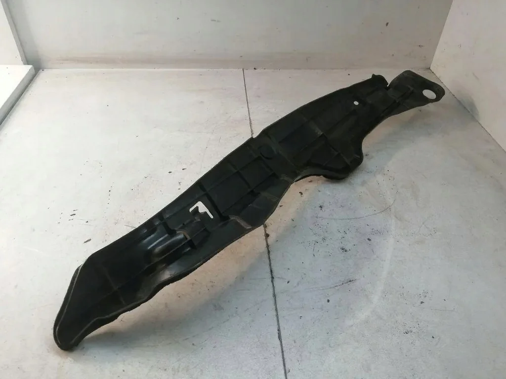 Lokasuojan päällinen Toyota Auris E18