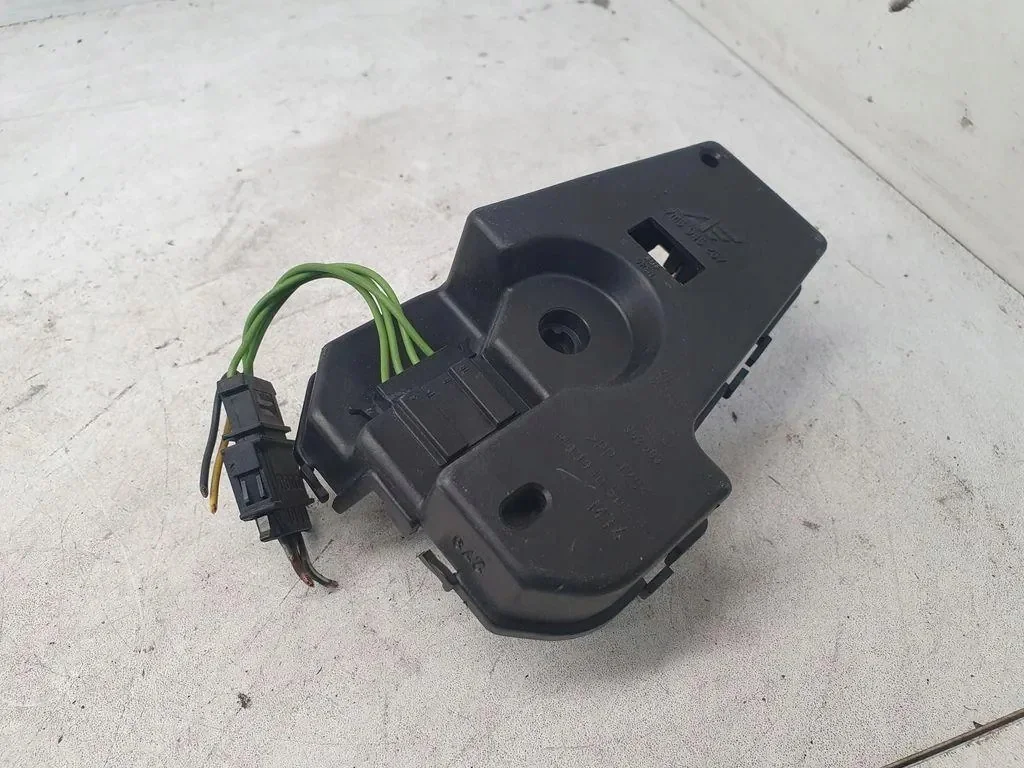 Ford Galaxy III takavalojen liitin 962603
