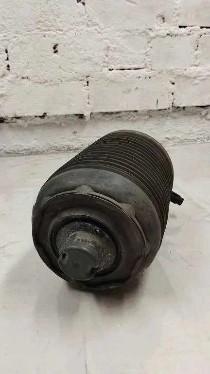 Porsche Macan 95B ilmajousitus vasen taka
