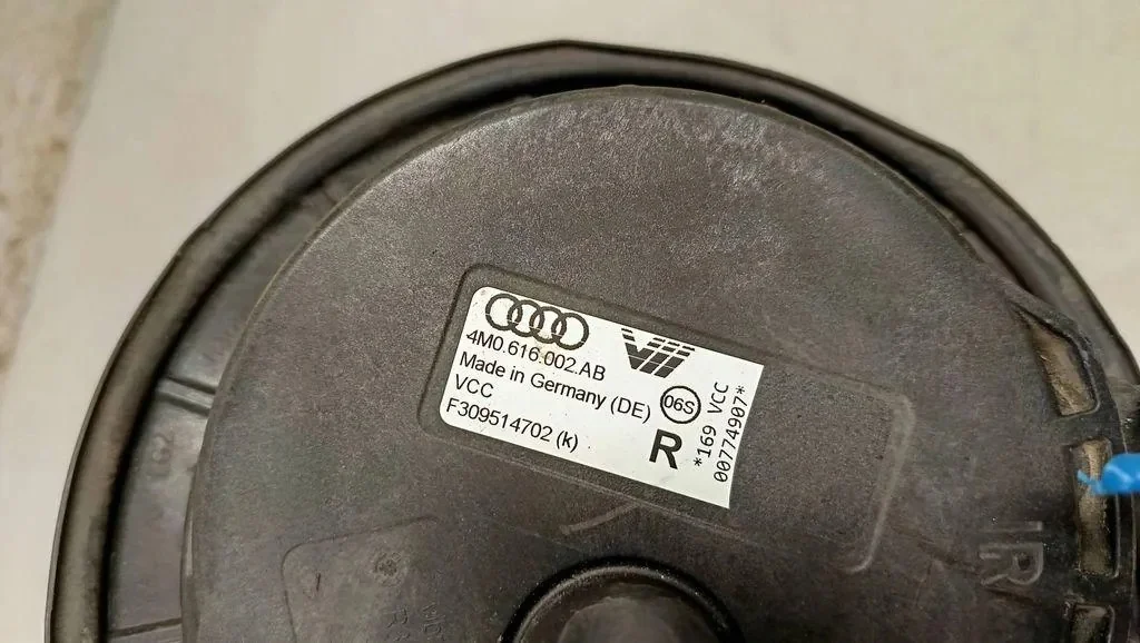 Audi 4M0616002AB ilmajousitus takana Käytetty