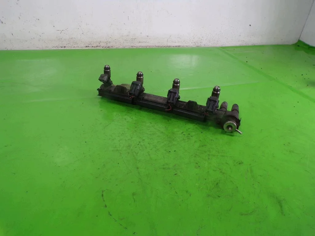 VW Golf IV 1.6 BCB Injector Rail F-404550-