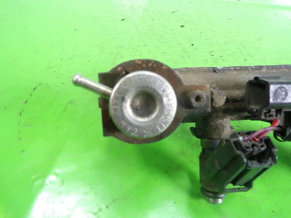 VW Golf IV 1.6 BCB Injector Rail F-404550- image 4