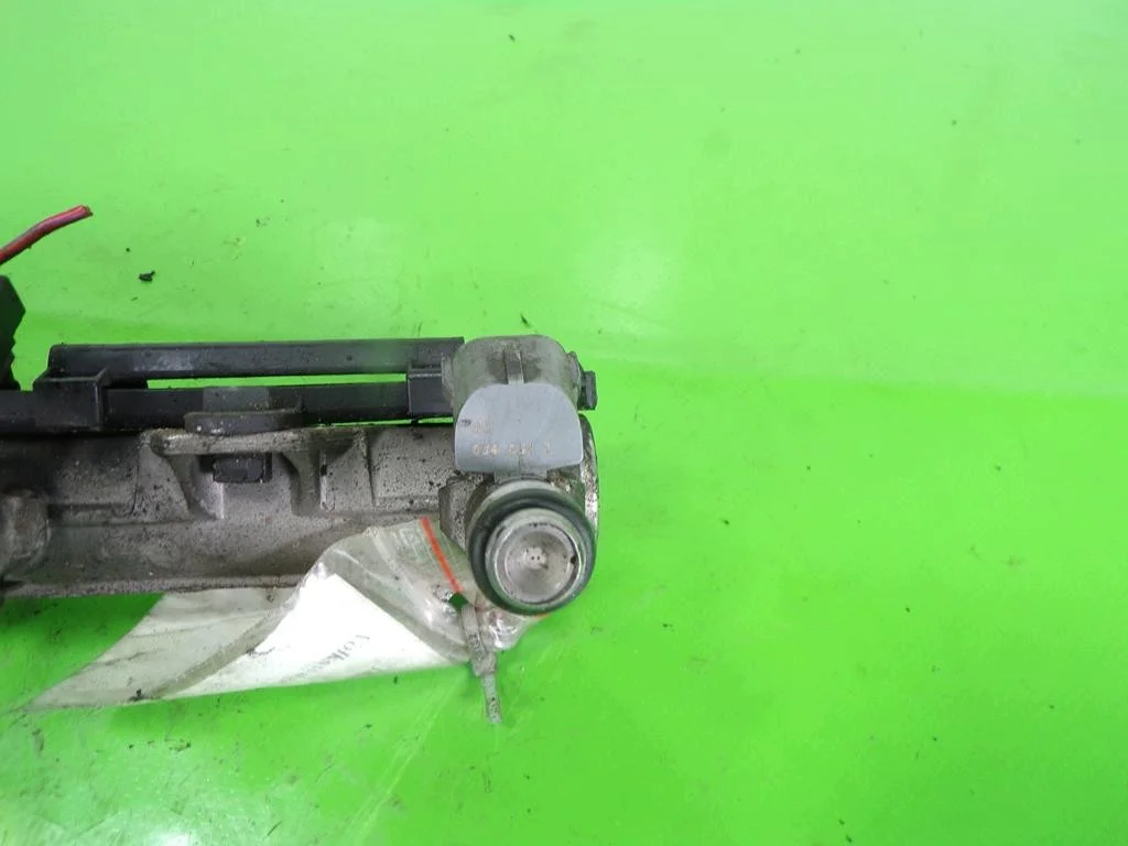 VW Golf IV 1.6 BCB Injector Rail F-404550- image 7