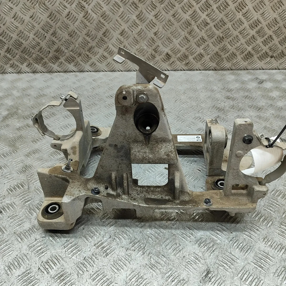 Ilmastoinnin kompressorin kiinnike BMW IX3 (G08)
