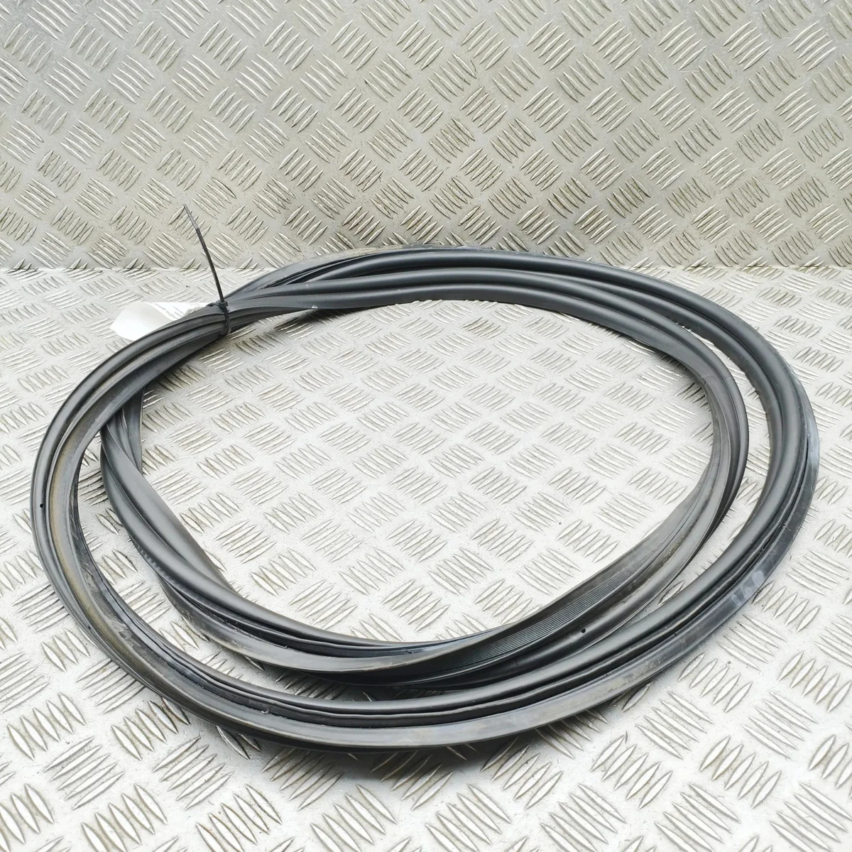 Tätning baklucka Volvo EX30 8891893777 image 3