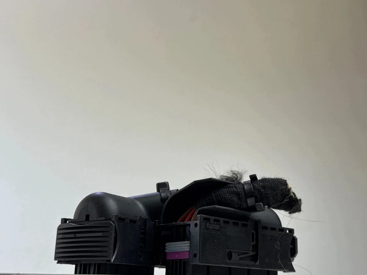 Engine Control Unit Plug Audi A4 B7 2.0TDI KN