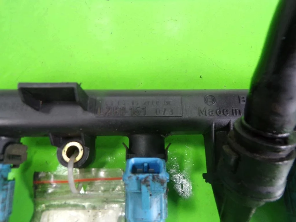 Fiat Punto II Injector Rail F-404993- image 4