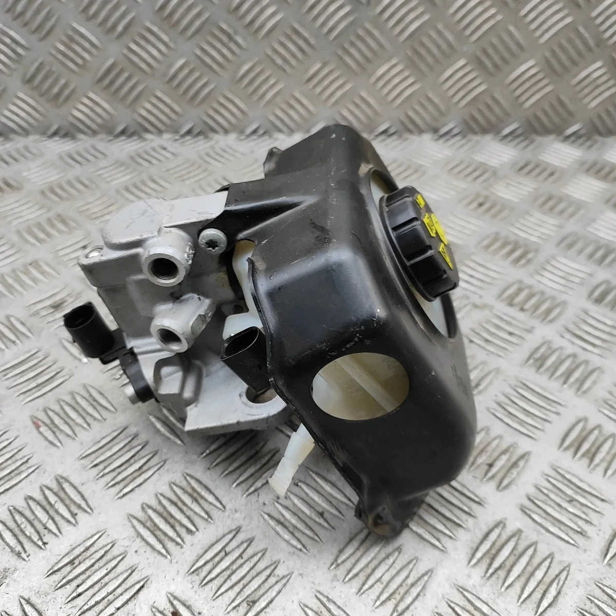 Sylinteri Audi A4 B9 8W0677301