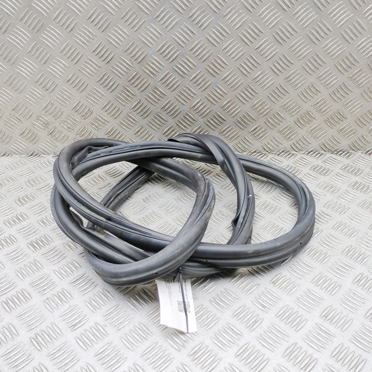 Joint de coffre Tesla Model 3 2024 (172856400C) image 6