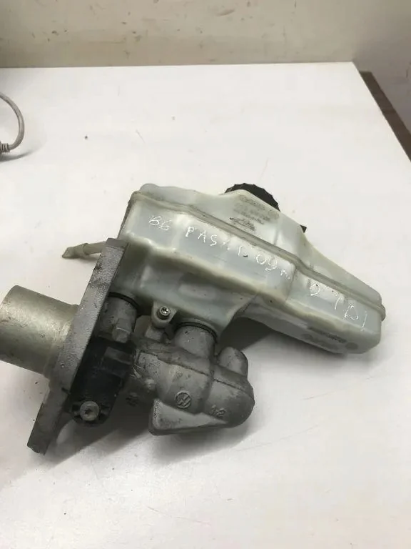 Sylinteri VW Passat B7 3C2611301 Käytetty