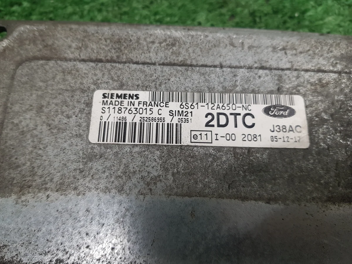Engine Control Unit Ford Fiesta Mk6 6S61-12A650-NC image 4