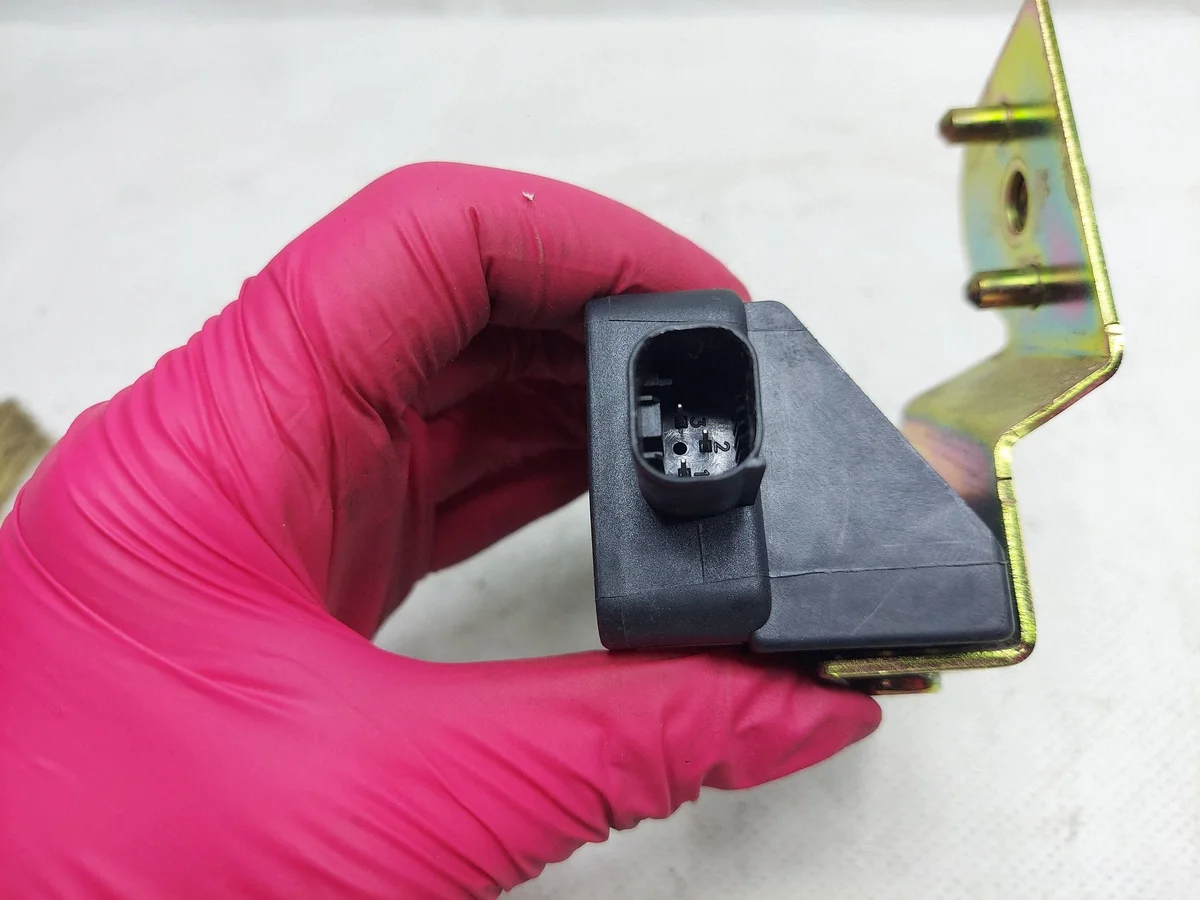 Audi A3 ESP Sensor 1J0907657B image 5