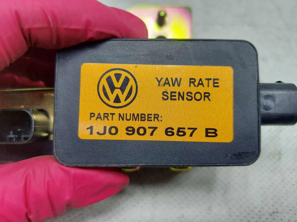 Audi A3 ESP Sensor 1J0907657B image 7