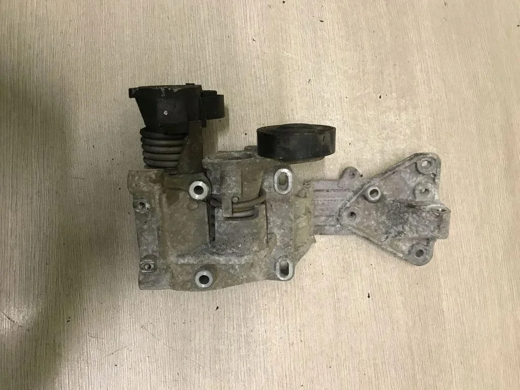 Volvo C70 II ilmastoinnin kompressorin tuki