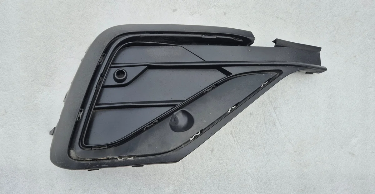 VW Tiguan II Allspace LIFT oikea sumuvalon ritilä