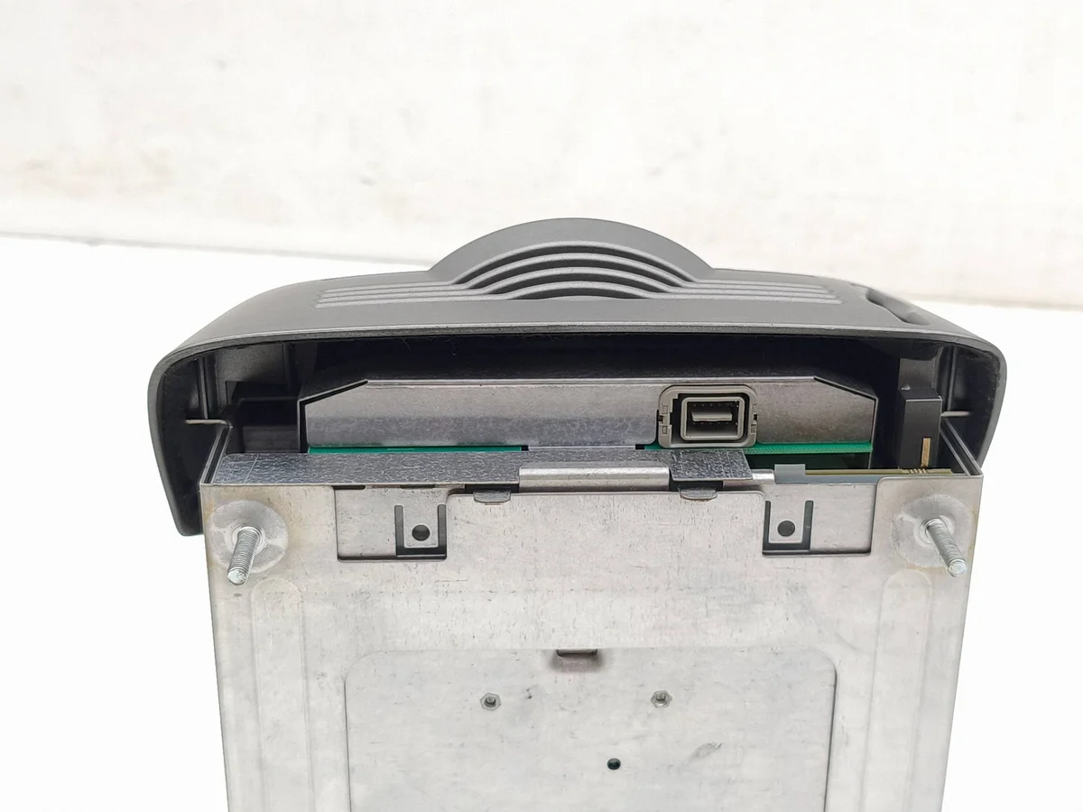 Maserati Coupe 2003 CD/DVD Changer 067604620 image 9
