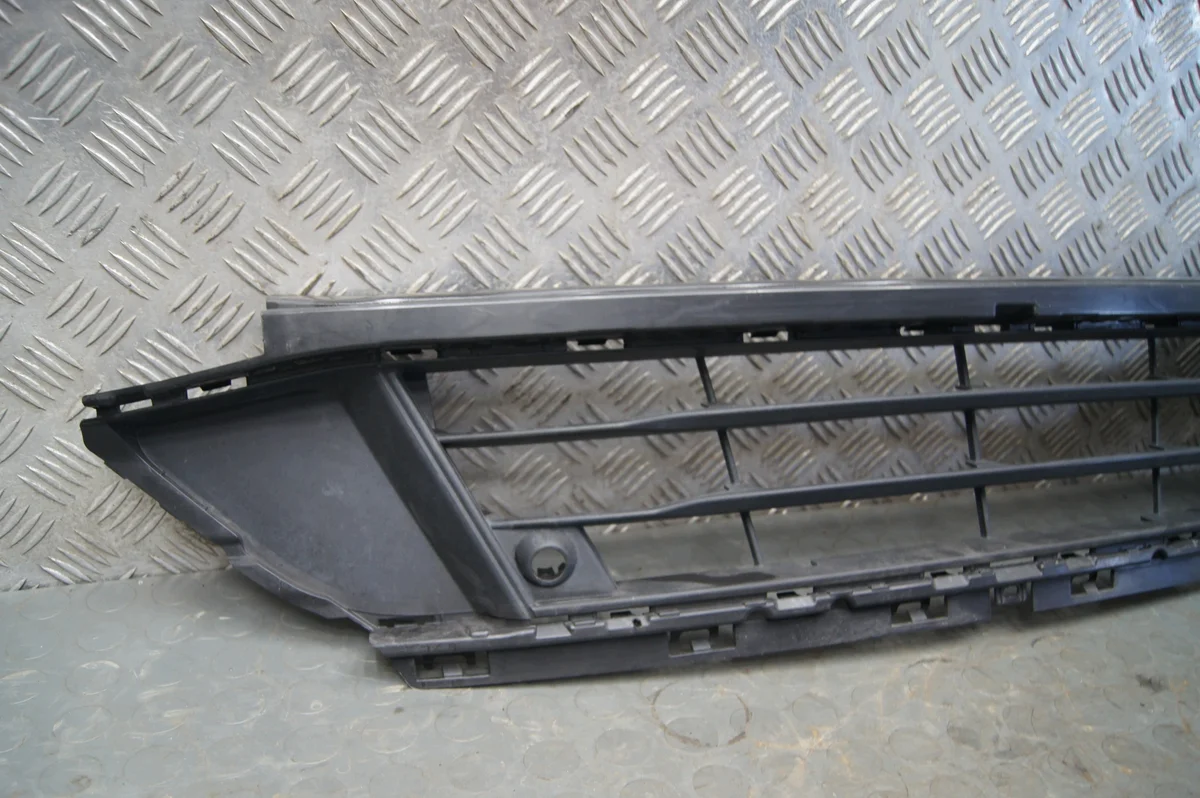 BMW F45 218i etupuskurin ritilä image 3