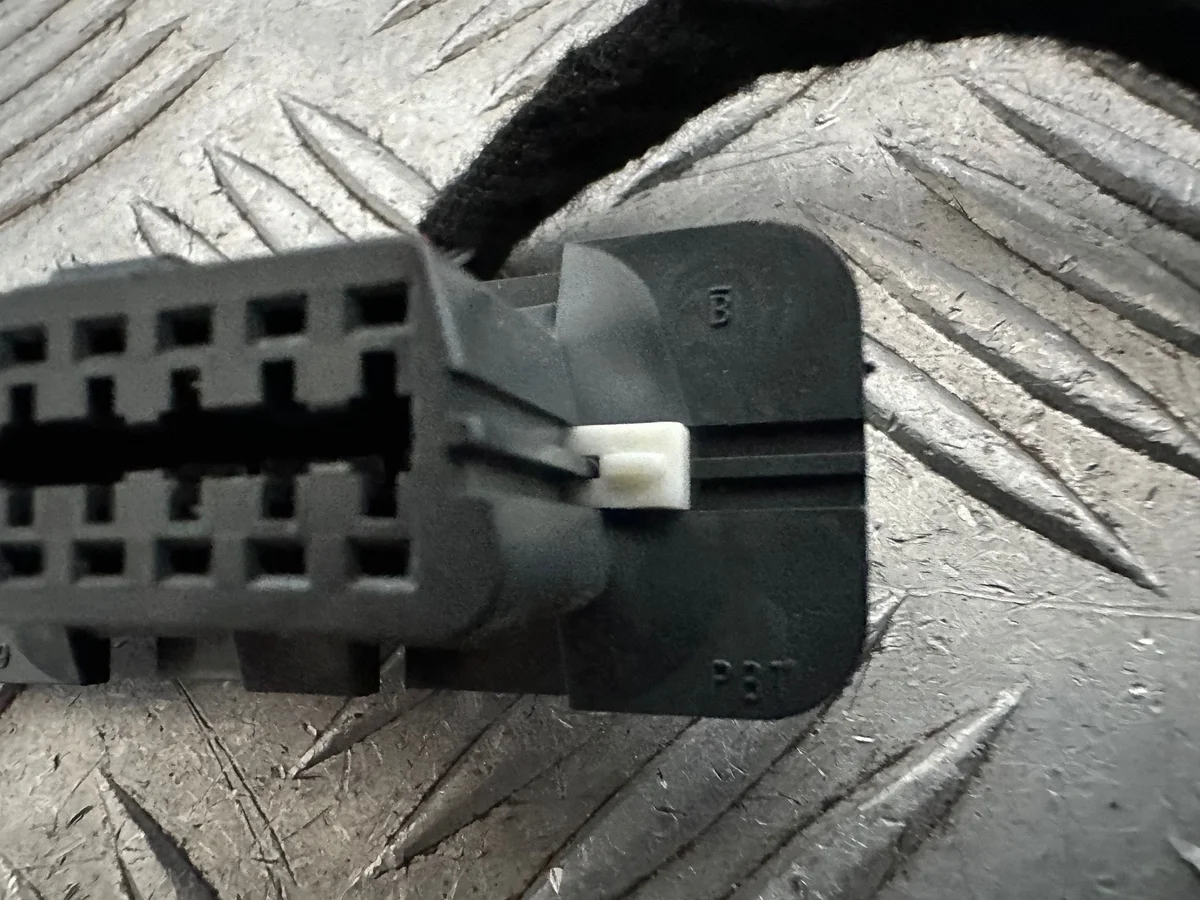 Volvo V60 I Conector OBD Usado ESI801 image 5