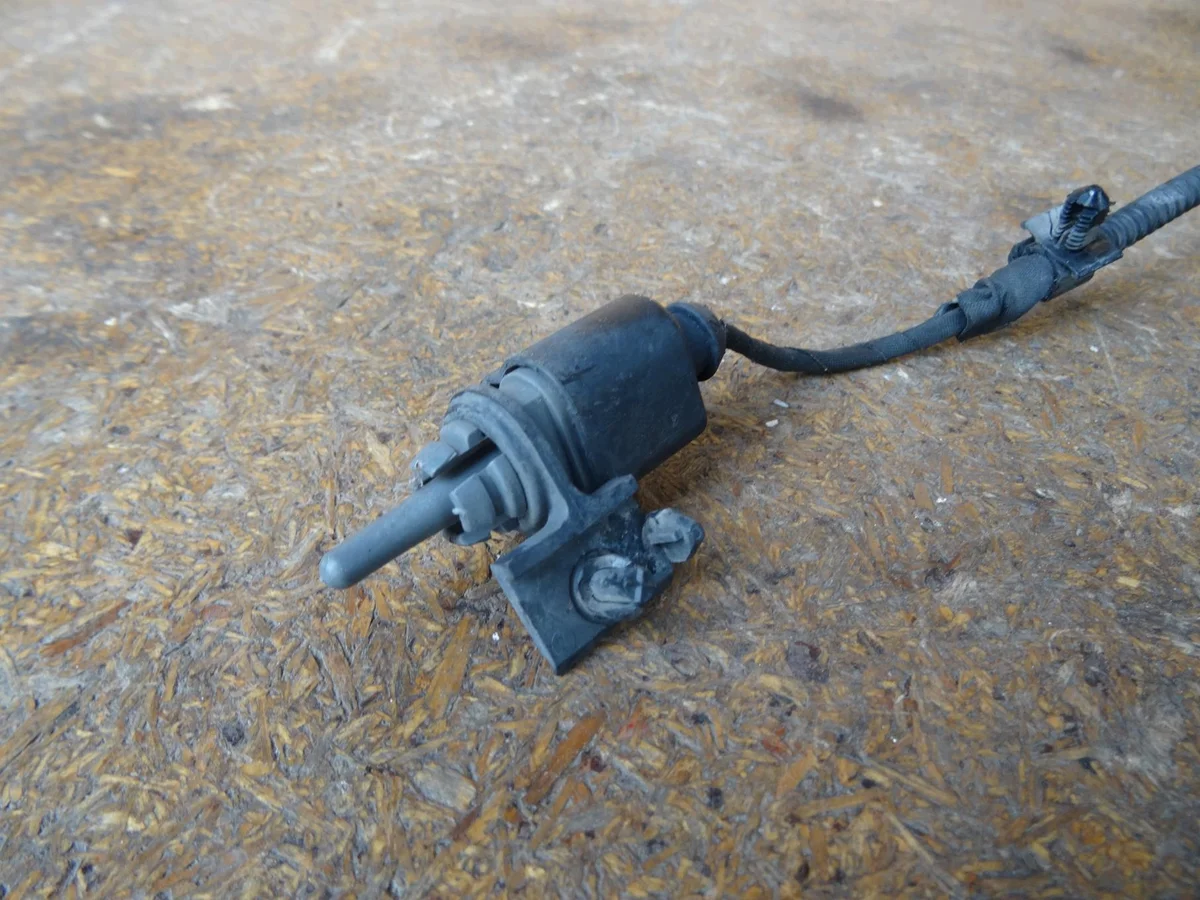 Audi A4 A5 Q5 Exterior Temp Sensor Bracket image 3