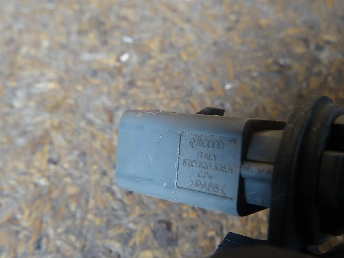 Audi A4 A5 Q5 Exterior Temp Sensor Bracket image 4