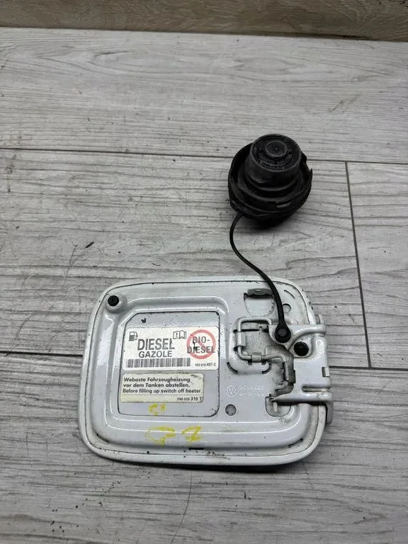 Polttoainetankin luukku VW Caddy II 2K0809905E