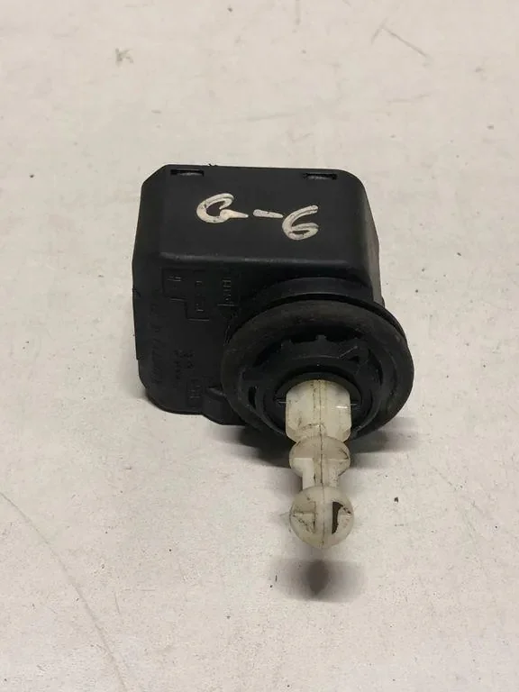 Volkswagen Golf VI 2011 Motor för strålkastarjustering