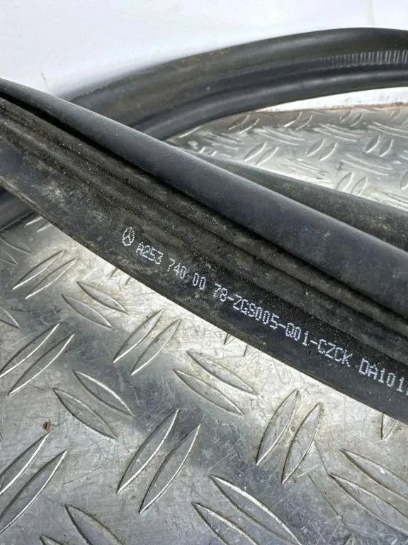 Mercedes A2537400078 Bagagerumslist image 3