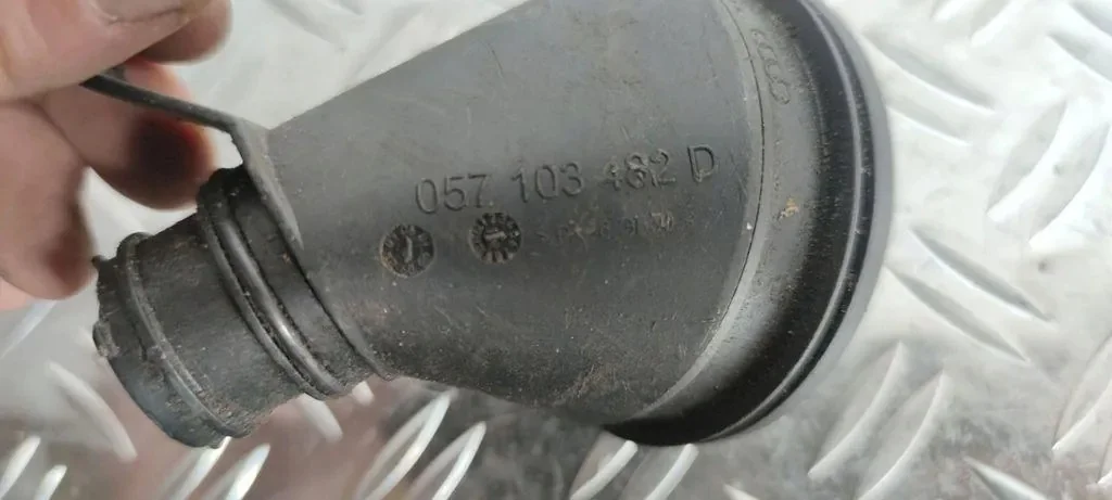 Audi A8 D4 4.2 TDI V8 bränslepåfyllningslock image 3