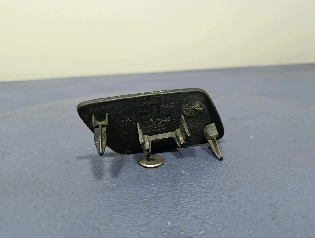 Audi A8 D5 4N Scheinwerferreinigungsabdeckung links image 3
