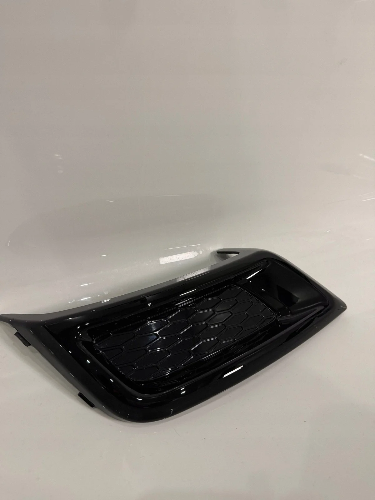 Land Rover Discovery Sport L550 takapuskurin ritilä oikea