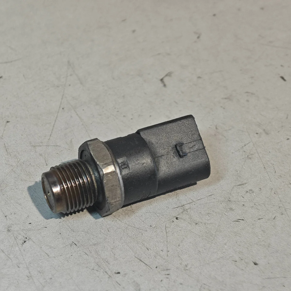 Capteur Pression Carburant A0051535828 Mercedes-Benz image 4