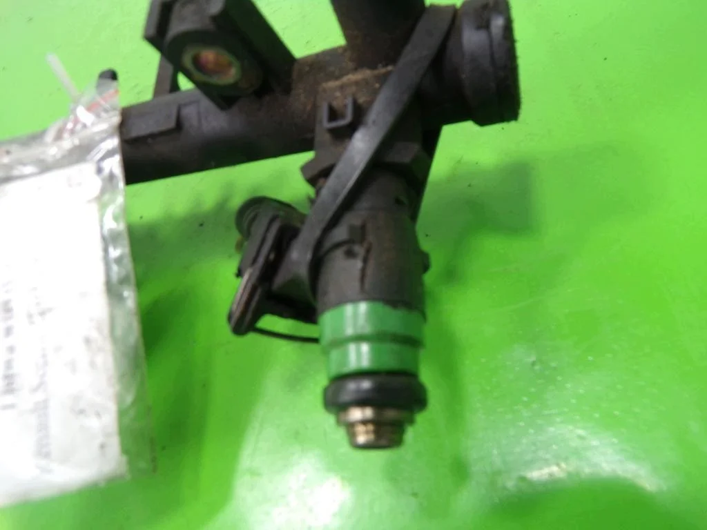 Renault Scenic II Injector Rail F4R770 image 3