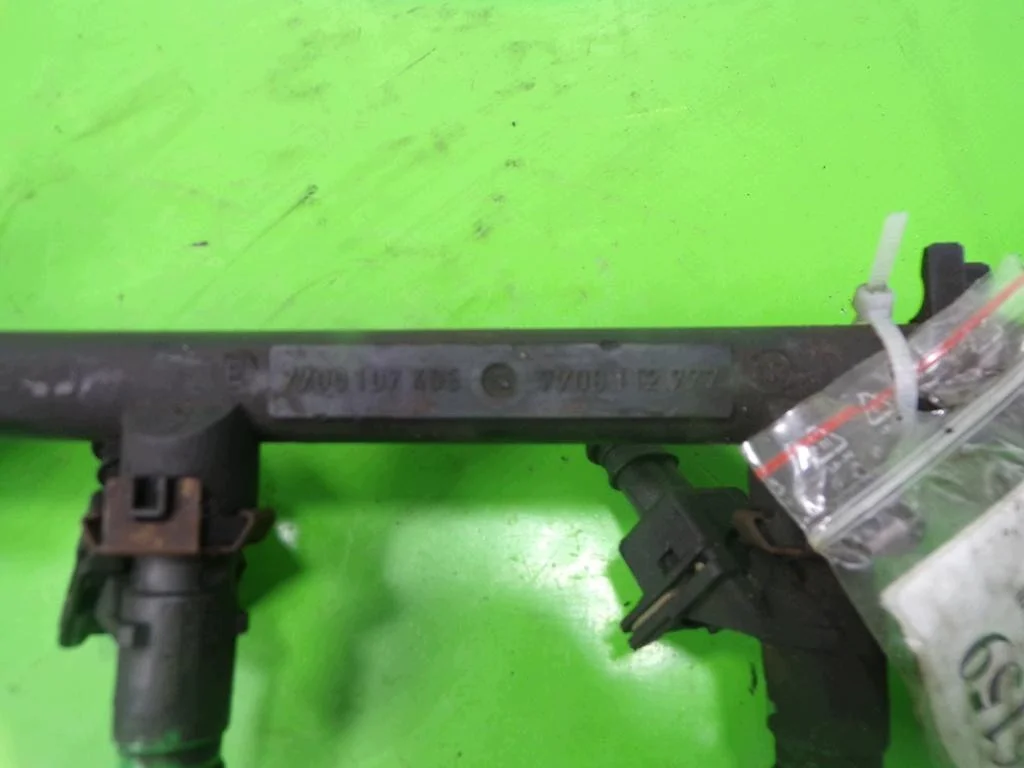 Renault Scenic II Injector Rail F4R770 image 4