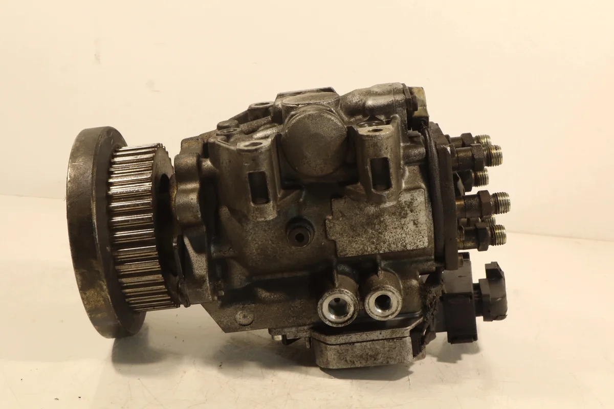 Polttoainepumppu Audi A6 C5 2.5TDI Käytetty