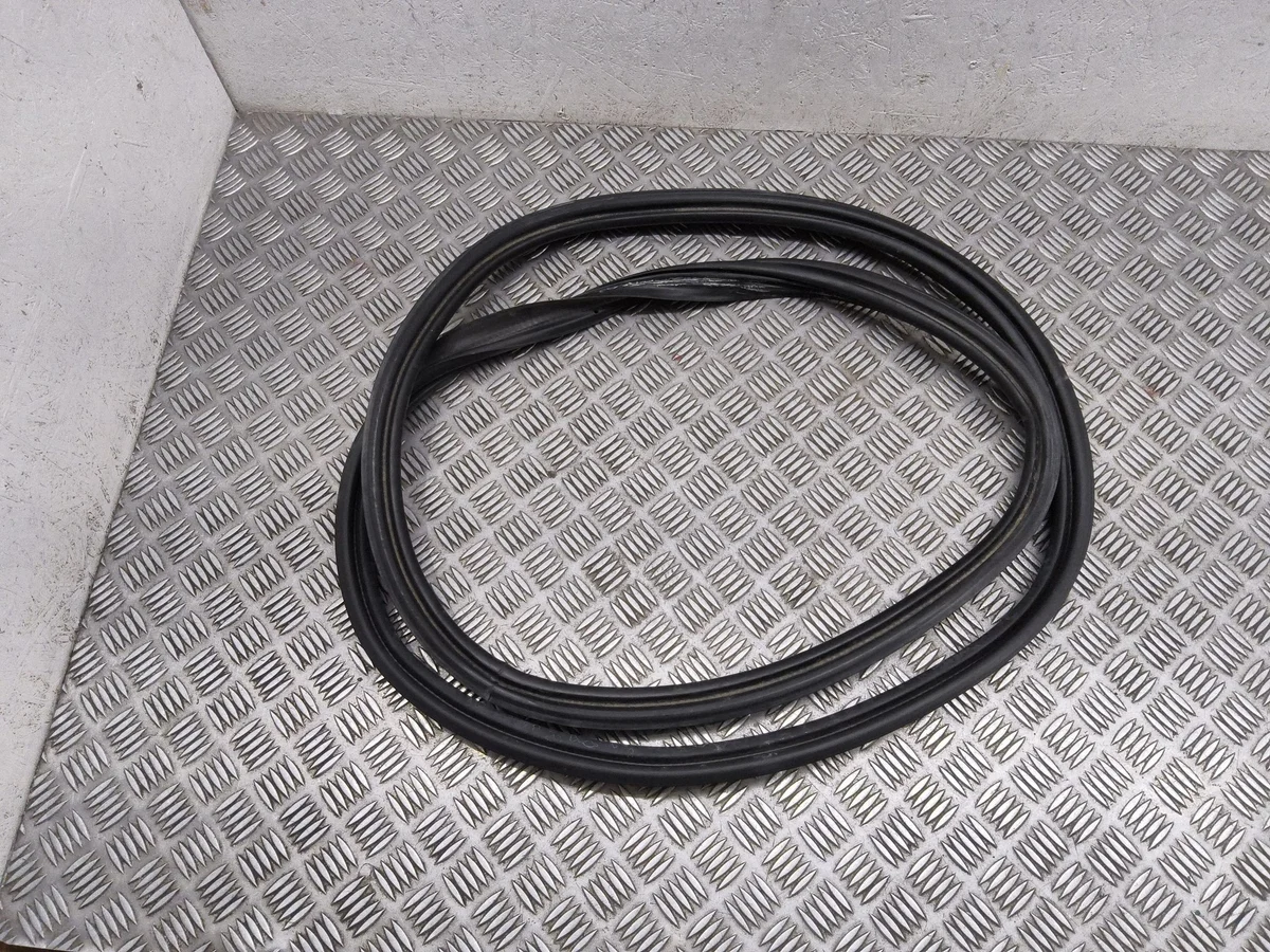 Trunk Lid Seal Volvo V70 Used TPD17561 image 4