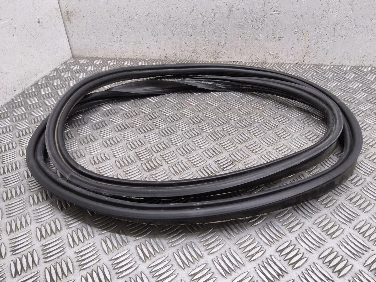 Trunk Lid Seal Volvo V70 Used TPD17561 image 5